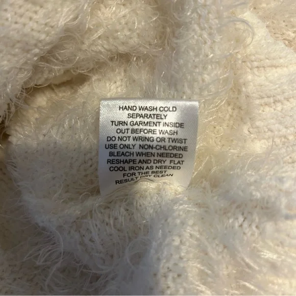 Hippie Rose Cream Cropped Cozy Sweater Womens Size Small Soft Fuzzy Long Sleeves - Picture 7 of 7